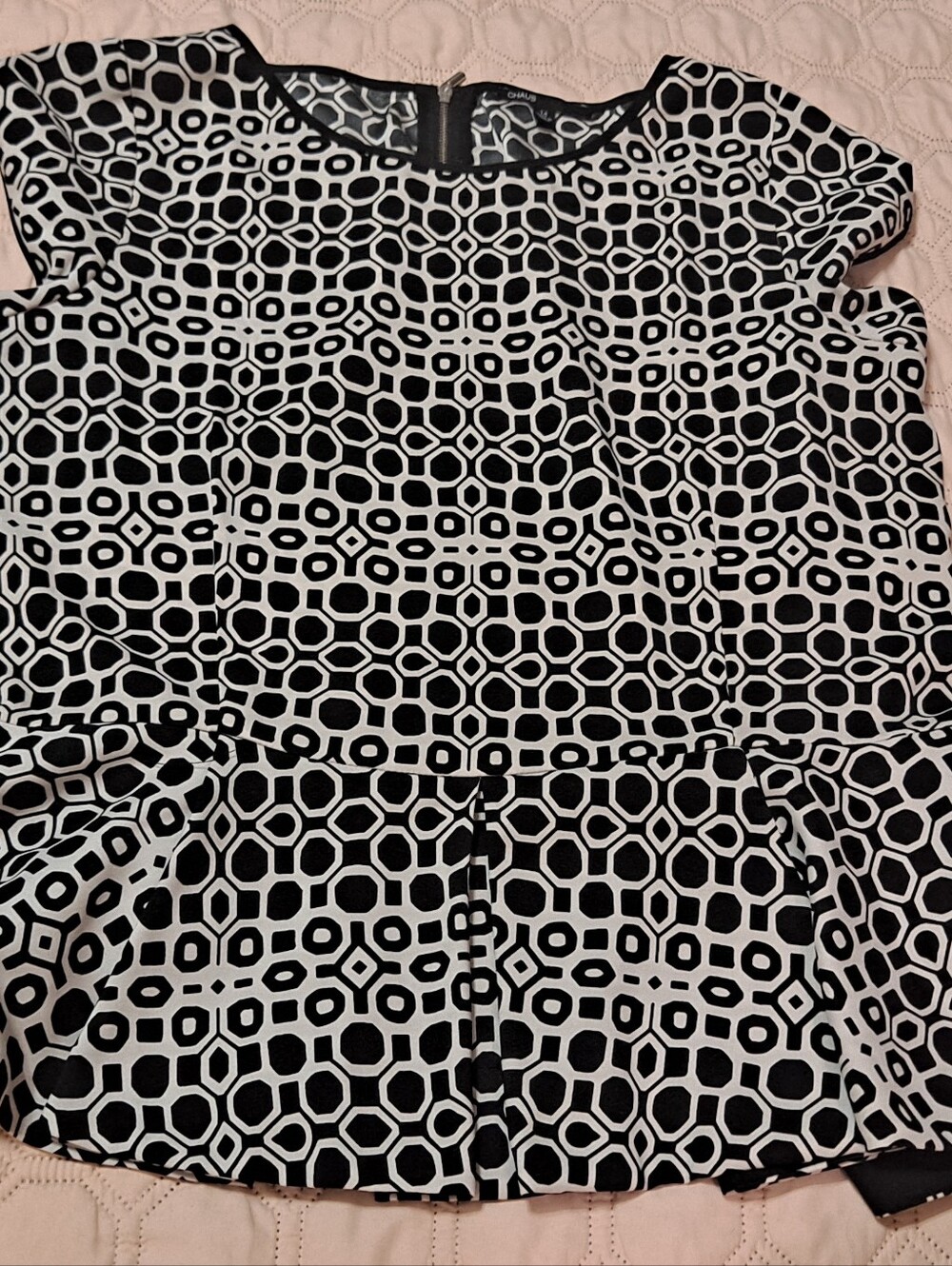 Chaus Black & White Geometric Peplum Top Size 14 Zipper Back